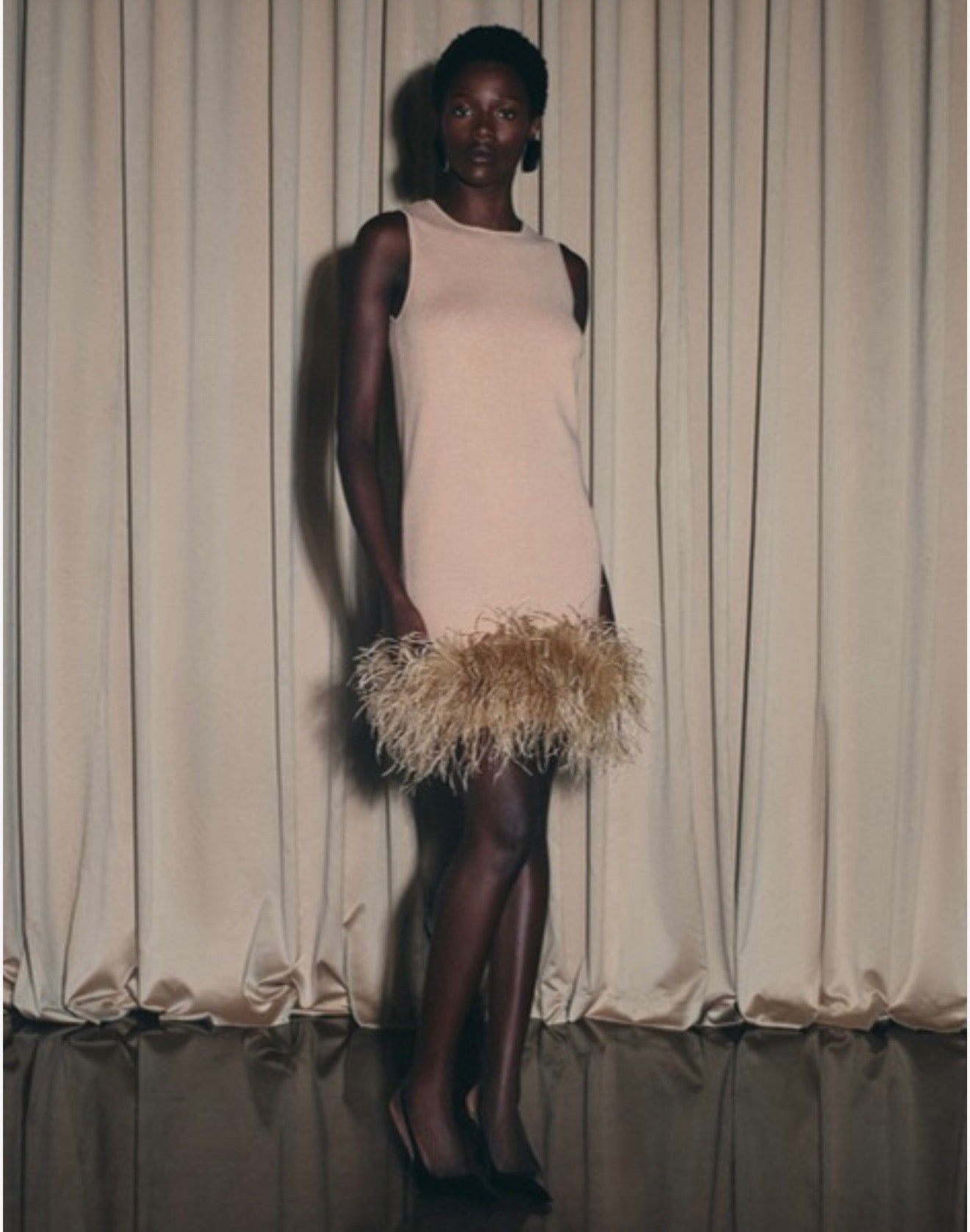 Vestido de tricô com plumas