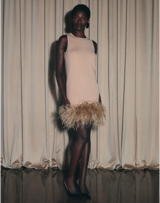 Vestido de tricô com plumas