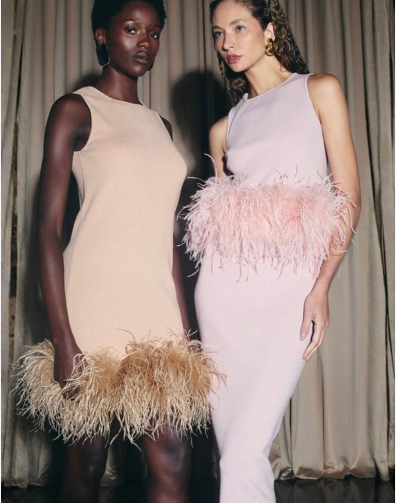 Vestido de tricô com plumas