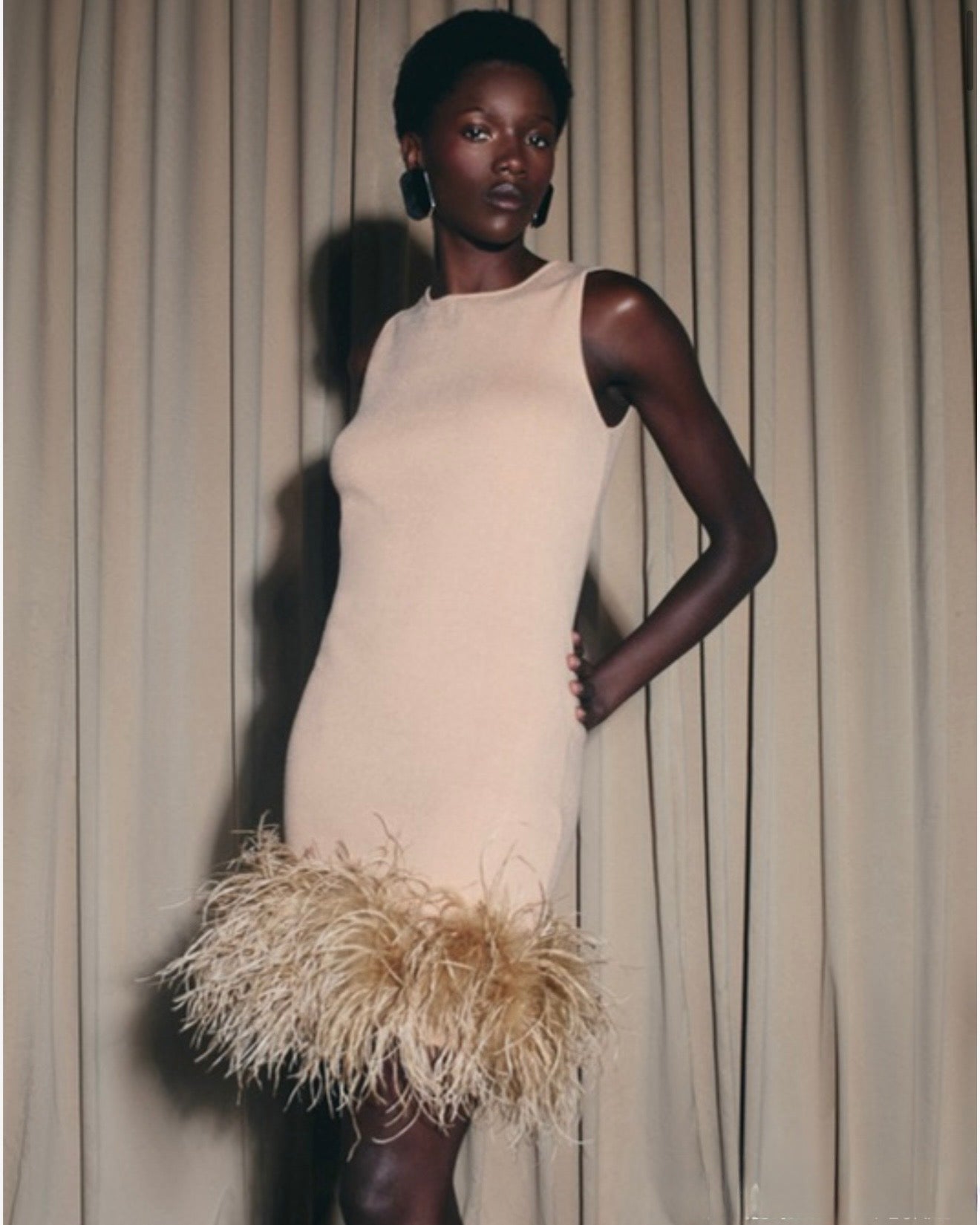 Vestido de tricô com plumas